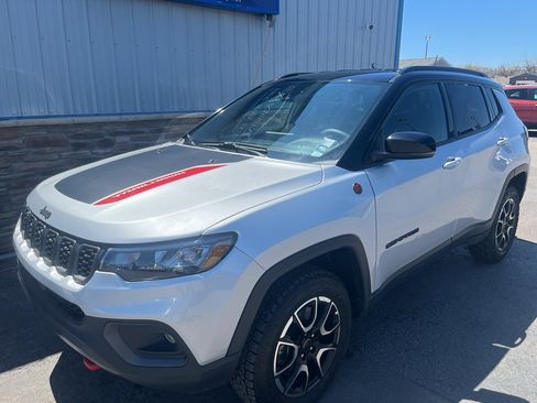 Used 2025 Jeep Compass Trailhawk AWD/4WD image 2