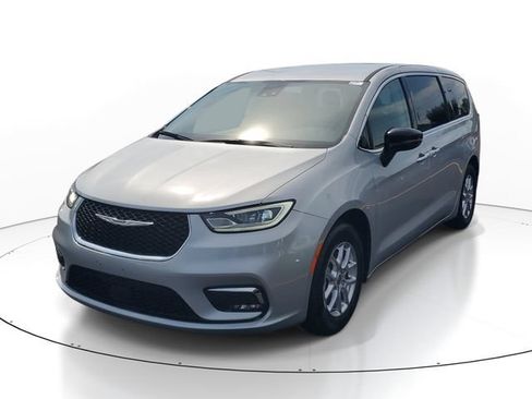 Used 2024 Chrysler Pacifica Touring-L FWD image 2