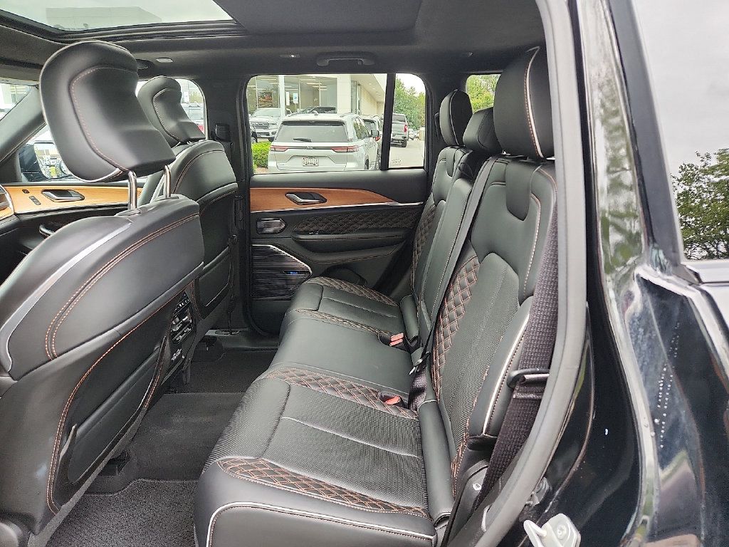 Used 2023 Jeep Grand Cherokee Summit AWD/4WD image 10
