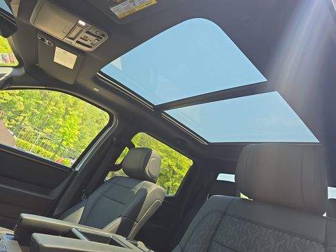 Used 2025 Toyota Tundra Limited AWD/4WD image 30
