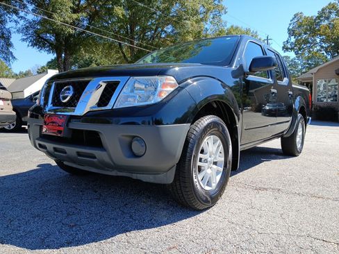 Used 2018 Nissan Frontier SV image 2