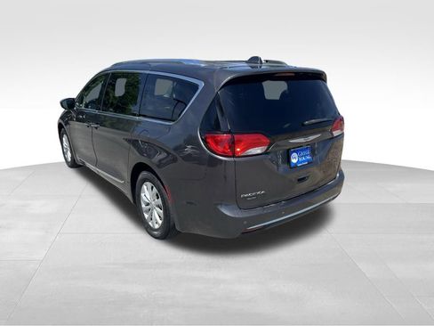 Used 2018 Chrysler Pacifica Touring-L Plus FWD image 4