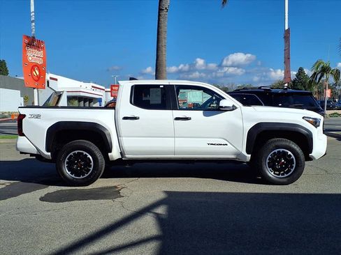 Certified 2025 Toyota Tacoma TRD Off-Road image 3