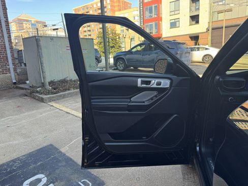 Used 2020 Ford Explorer Platinum w/ Premium Technology Package image 11