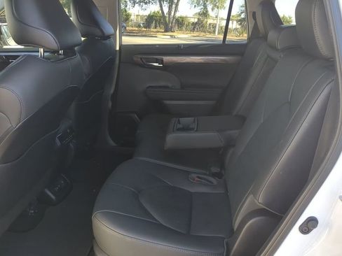 Used 2021 Toyota Highlander Limited image 13