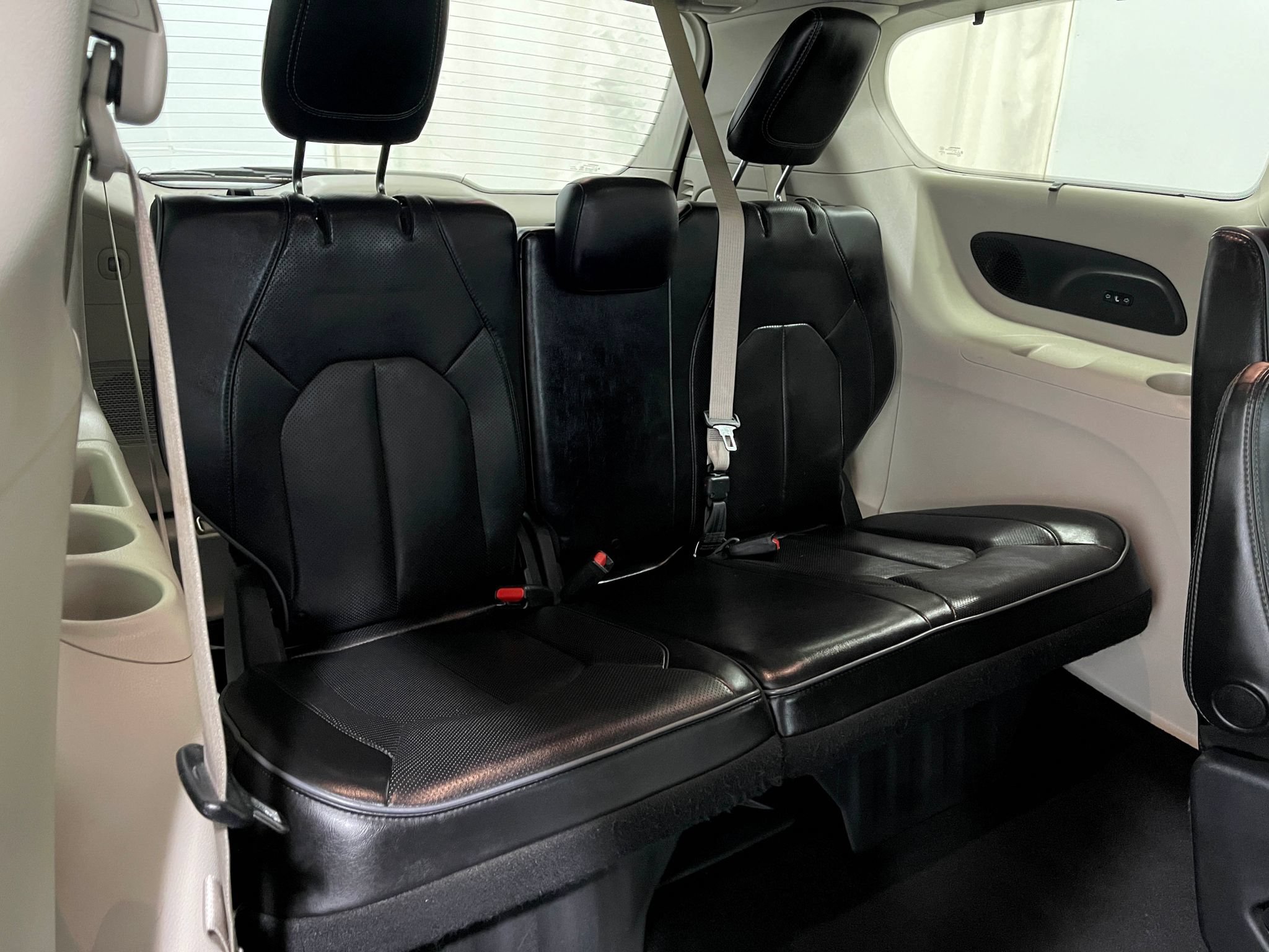 Used 2020 Chrysler Pacifica Limited FWD image 31