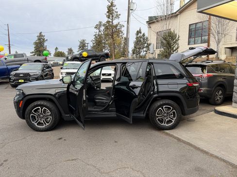 Used 2022 Jeep Grand Cherokee Trailhawk w/ Advanced Protech Group II image 10