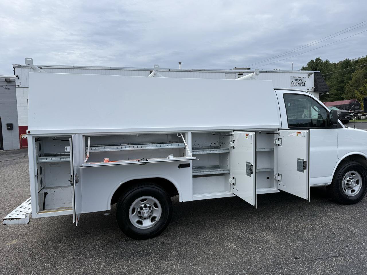 Used 2017 Chevrolet Express 3500 RWD image 33