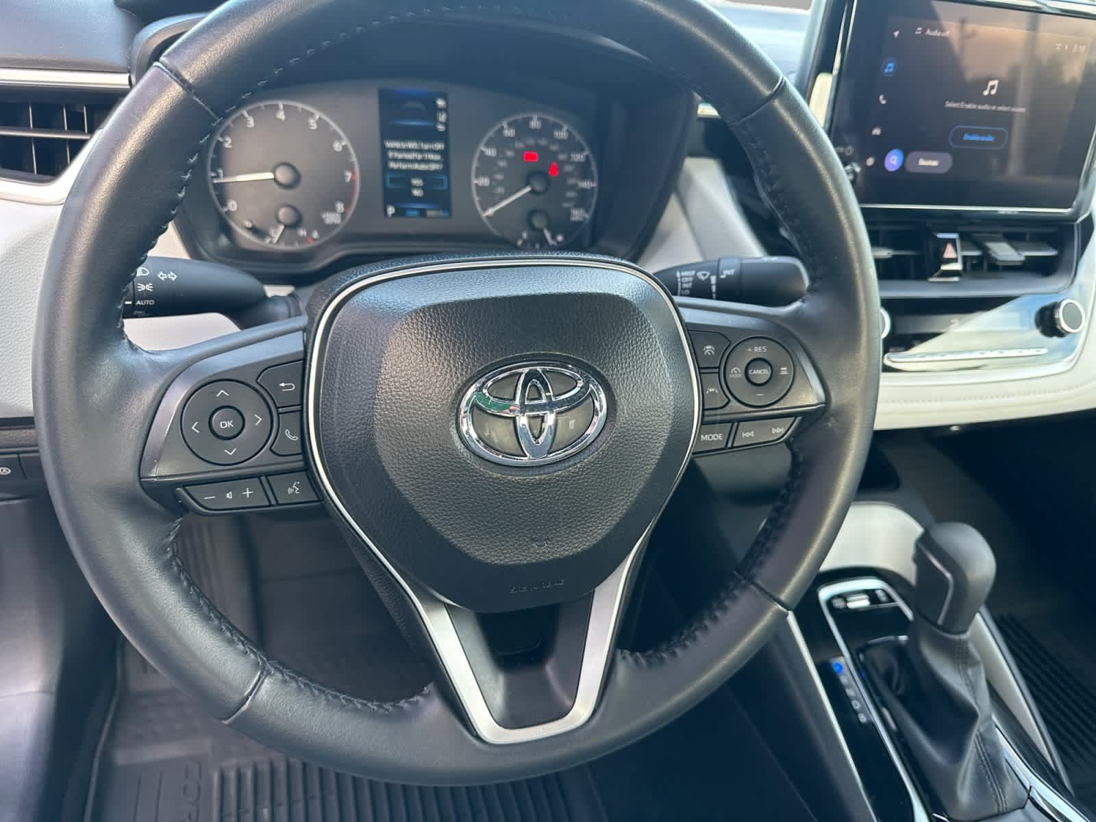 Used 2025 Toyota Corolla SE w/ Convenience Package FWD image 13