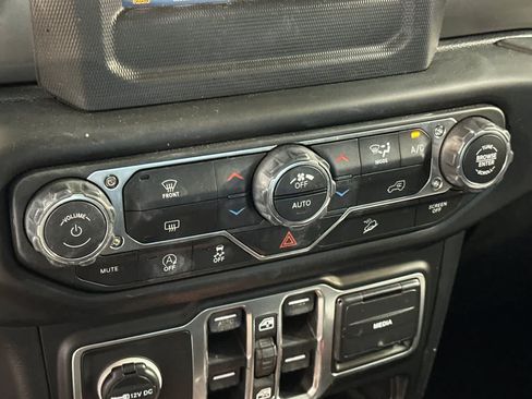 Used 2018 Jeep Wrangler Unlimited Sahara AWD/4WD image 22