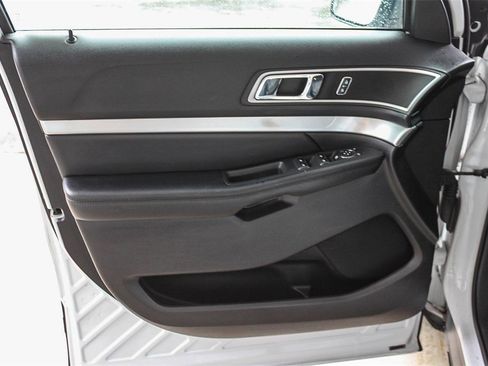 Used 2017 Ford Explorer XLT image 27