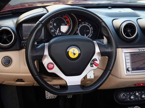 Used 2013 Ferrari California image 13