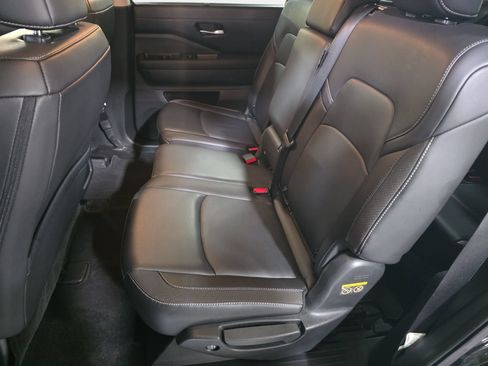 Used 2025 Nissan Pathfinder SL FWD image 14