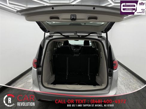 Used 2023 Chrysler Pacifica Touring-L image 6