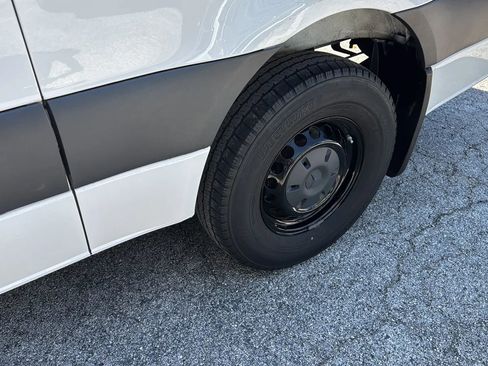 Used 2021 Mercedes-Benz Sprinter 2500 w/ Premium Package image 31