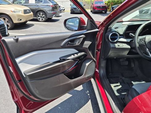 Used 2025 Chevrolet Trax LT w/ LT Convenience Package FWD image 11