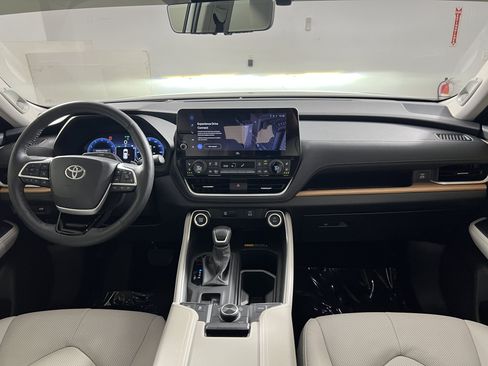 Used 2024 Toyota Grand Highlander AWD image 11