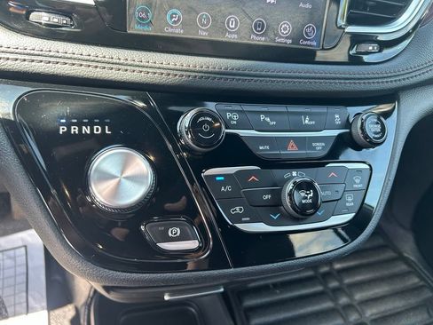 Used 2020 Chrysler Pacifica Limited FWD image 30