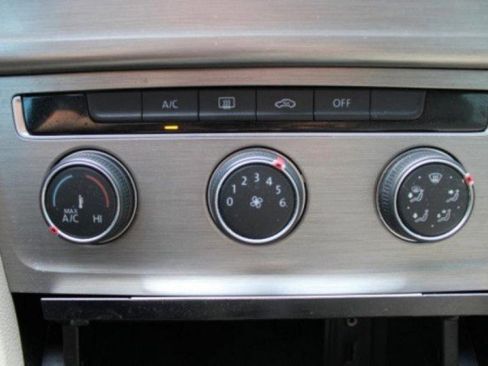 Used 2017 Volkswagen Golf S image 25