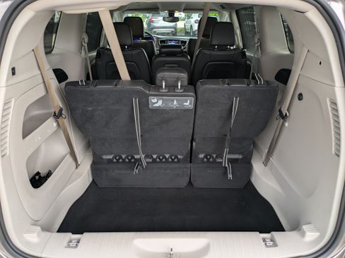 Used 2018 Chrysler Pacifica Touring-L FWD image 13