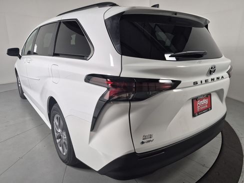 New 2026 Toyota Sienna LE FWD image 3