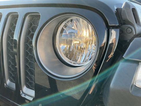 Used 2022 Jeep Gladiator Rubicon w/ Cold Weather Group image 10