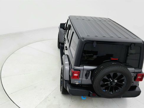 Used 2023 Jeep Wrangler Unlimited Sahara AWD/4WD image 16