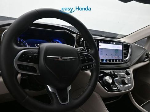 Used 2023 Chrysler Pacifica Limited image 10