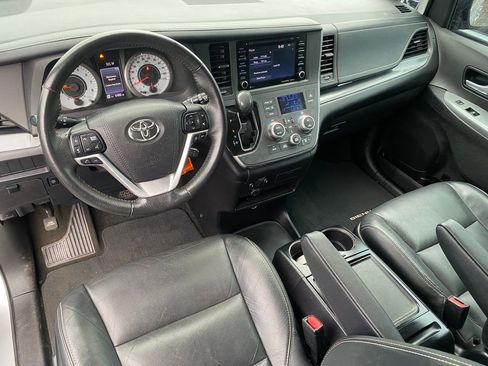 Used 2018 Toyota Sienna SE image 30