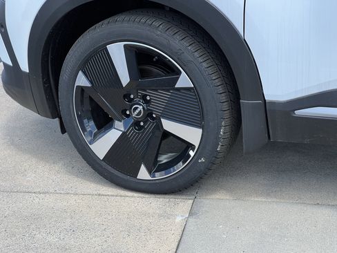 New 2025 Nissan Kicks SR image 3