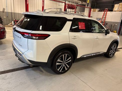 Certified 2025 Nissan Pathfinder Platinum w/ Cargo Package FWD image 5