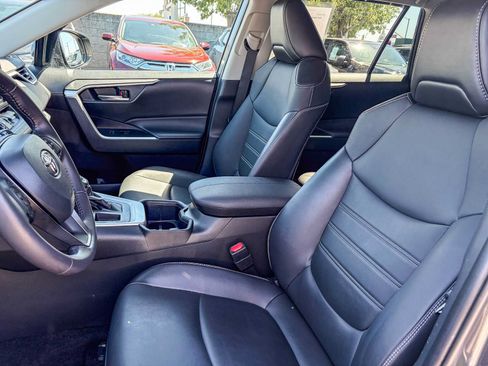 Used 2022 Toyota RAV4 XLE Premium w/ Carpet Mat Package (TMS) FWD image 17