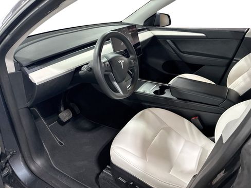 Certified 2023 Tesla Model Y Long Range AWD/4WD image 9