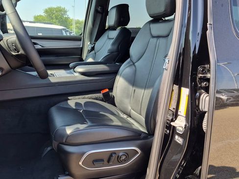 Used 2025 Jeep Wagoneer Series II AWD/4WD image 12