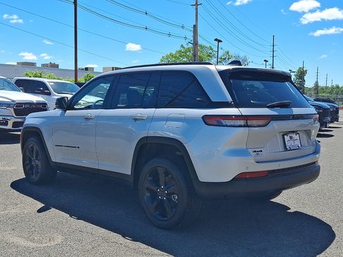 Used 2023 Jeep Grand Cherokee Altitude AWD/4WD image 5