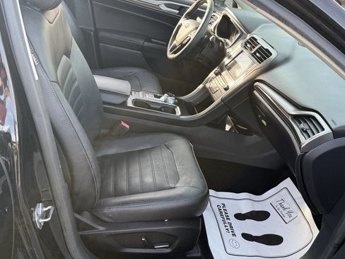 Used 2017 Ford Fusion SE w/ Fusion SE Technology Package image 15