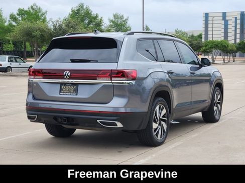 Used 2024 Volkswagen Atlas SE w/ Panoramic Sunroof Package FWD image 5