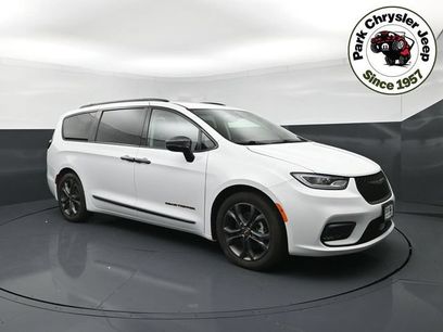 Used 2024 Chrysler Pacifica Touring-L w/ Road Tripper Package