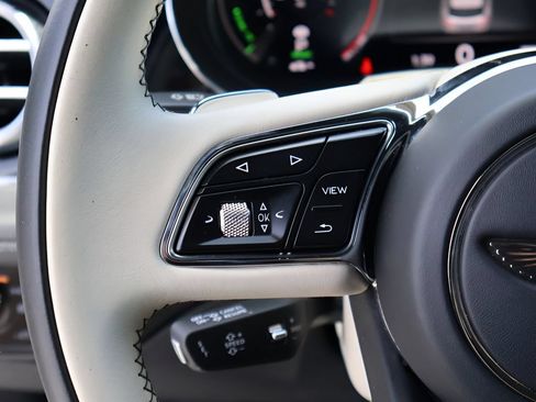 Used 2021 Bentley Bentayga Plug-In Hybrid AWD/4WD image 33