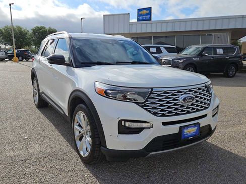 Used 2022 Ford Explorer Platinum w/ Equipment Group 601A AWD/4WD image 2