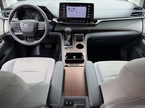 Used 2024 Toyota Sienna LE w/ LE Plus Package FWD image 11