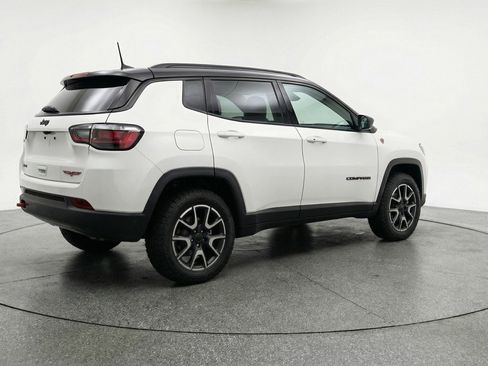 Used 2025 Jeep Compass Trailhawk AWD/4WD image 9