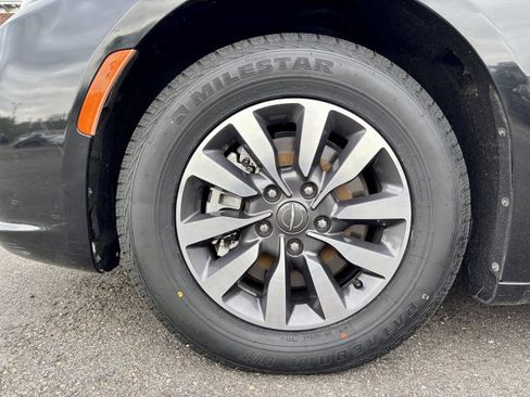 Used 2021 Chrysler Pacifica Touring-L FWD image 22