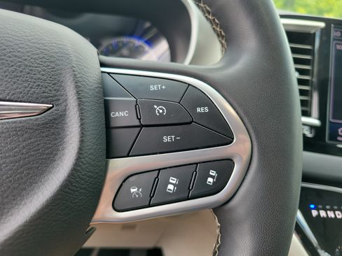 Used 2024 Chrysler Pacifica Touring-L FWD image 23