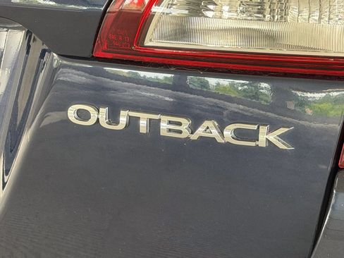 Used 2018 Subaru Outback 2.5i Limited AWD/4WD image 12