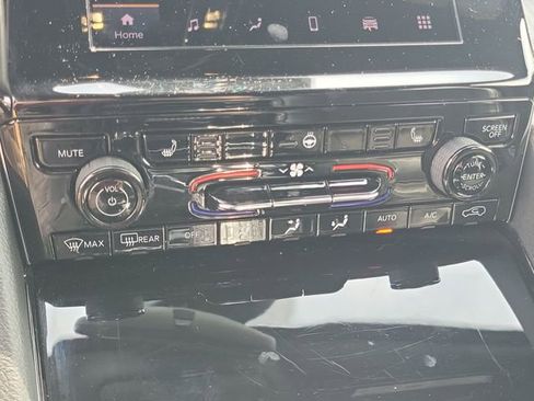 Used 2023 Jeep Grand Cherokee L Laredo image 25