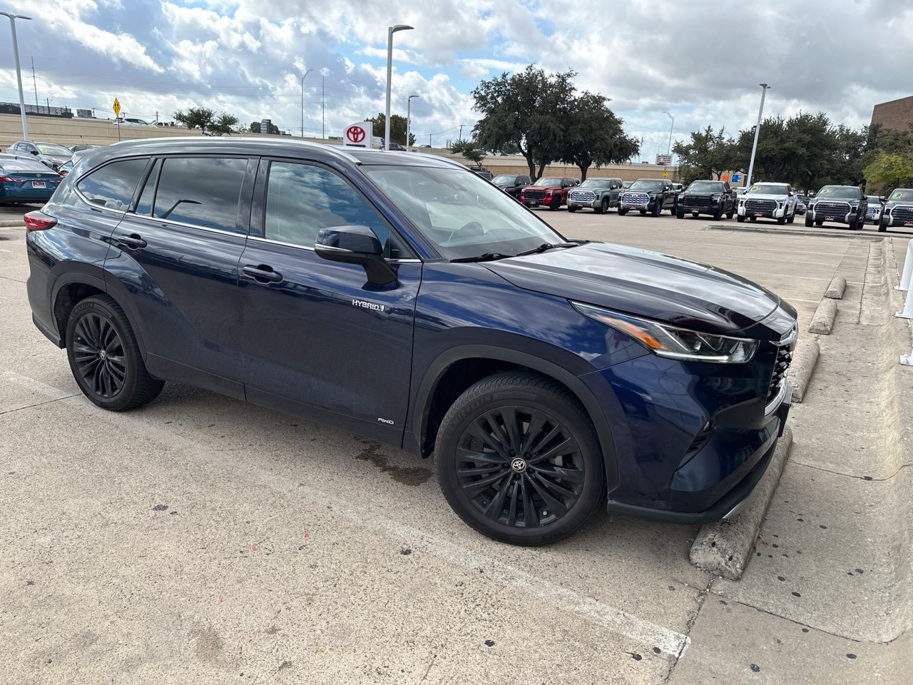 Used 2021 Toyota Highlander Platinum AWD/4WD image 1