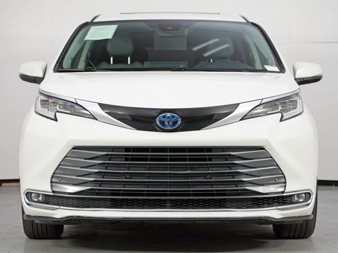 Used 2021 Toyota Sienna Limited image 6