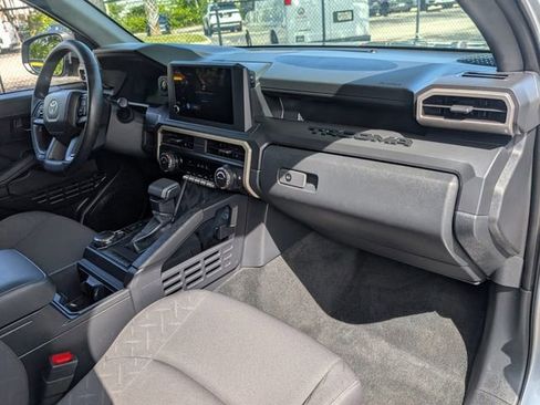 Used 2025 Toyota Tacoma SR AWD/4WD image 17