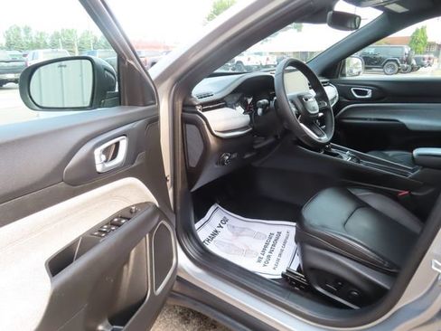 Used 2023 Jeep Compass Latitude AWD/4WD image 16